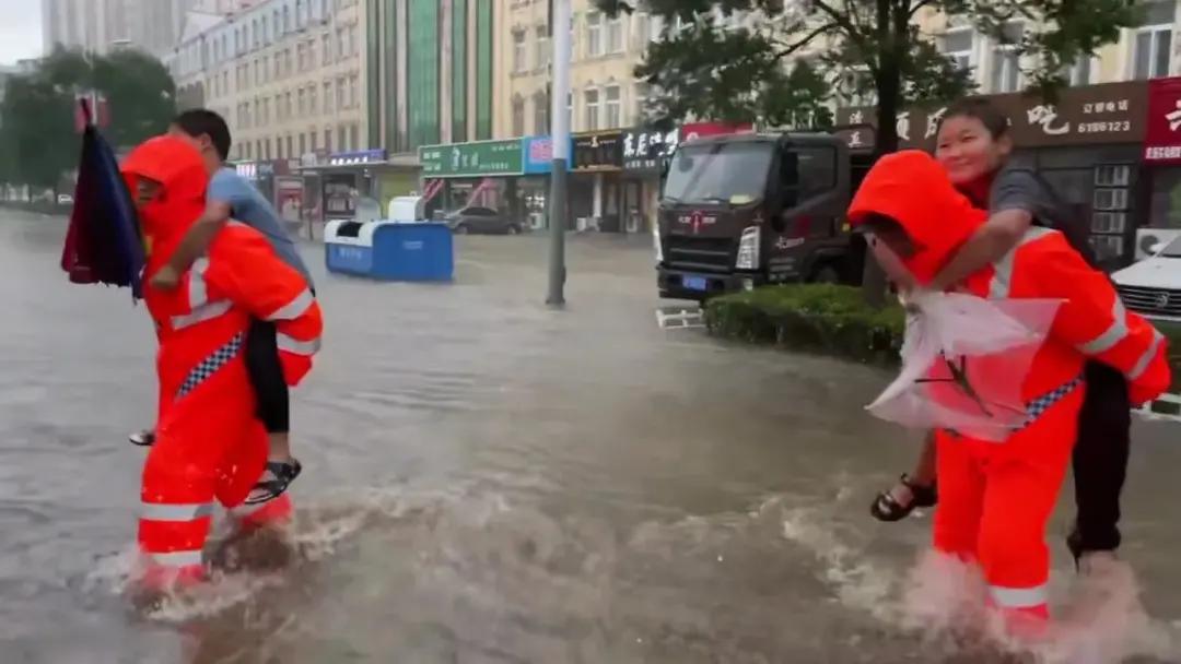 葫芦岛道路积水最深已超2米,一场暴雨背后的城市警示 葫芦岛道路积水最深已超2米,一场暴雨背后的城市警示