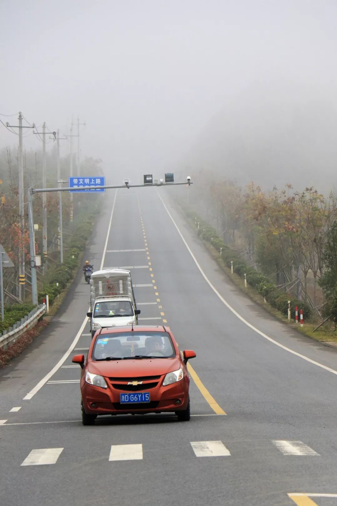 九米六大车进市区，老司机也得捏把汗