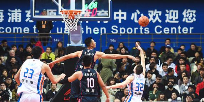 CBA联赛焦点战，广厦男篮主场硬碰深圳，一场南北对决的激情碰撞