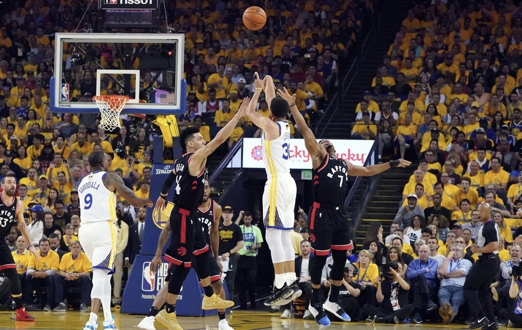 勇士库里vs魔术绝杀，那个让甲骨文球场震裂的夜晚
